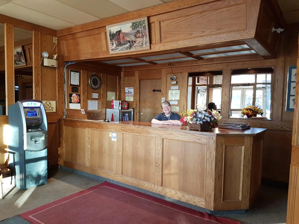 Beaver Hotel North Battleford Bagian luar foto