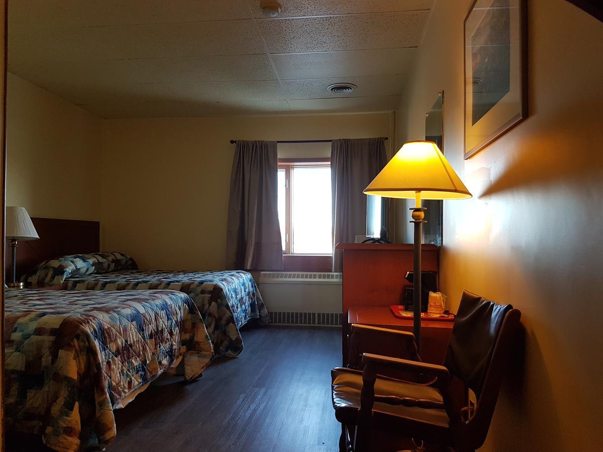 Beaver Hotel North Battleford Bagian luar foto