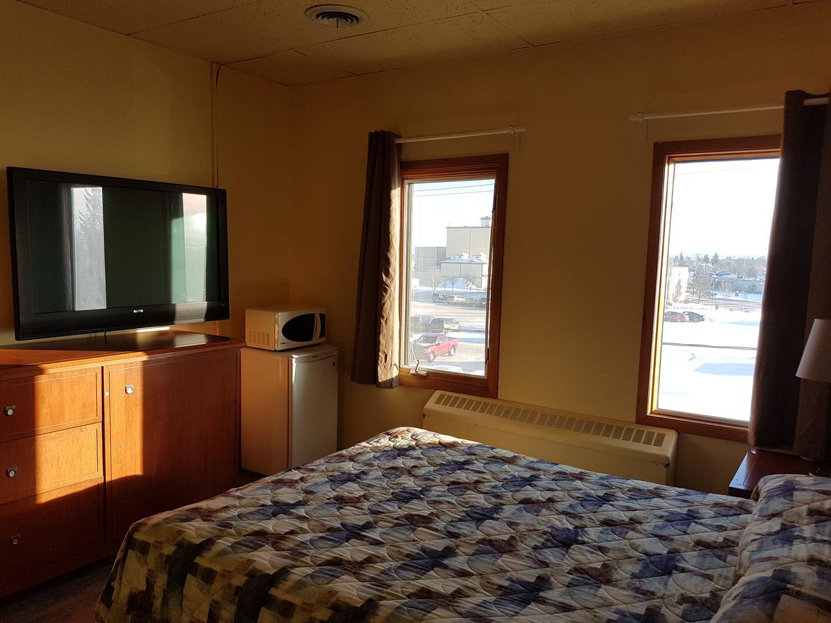 Beaver Hotel North Battleford Bagian luar foto
