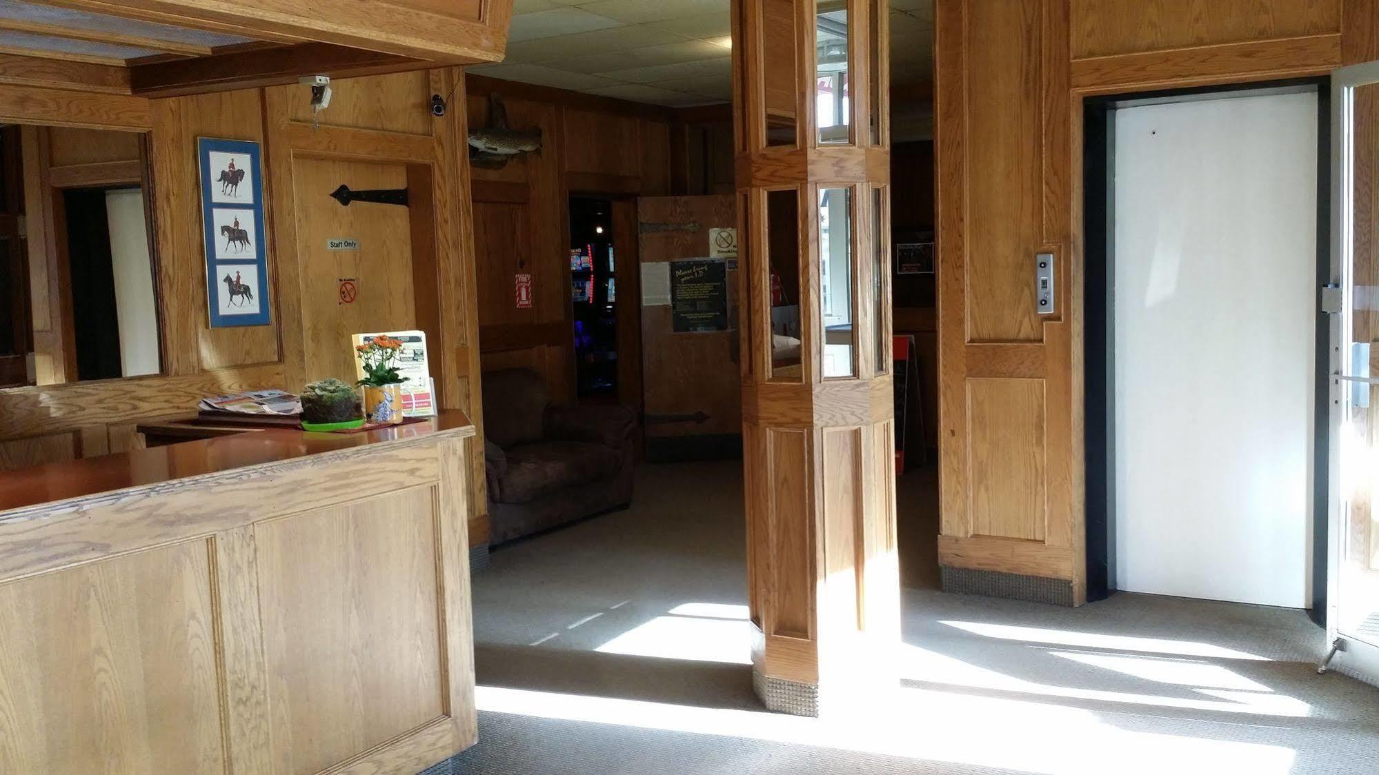 Beaver Hotel North Battleford Bagian luar foto