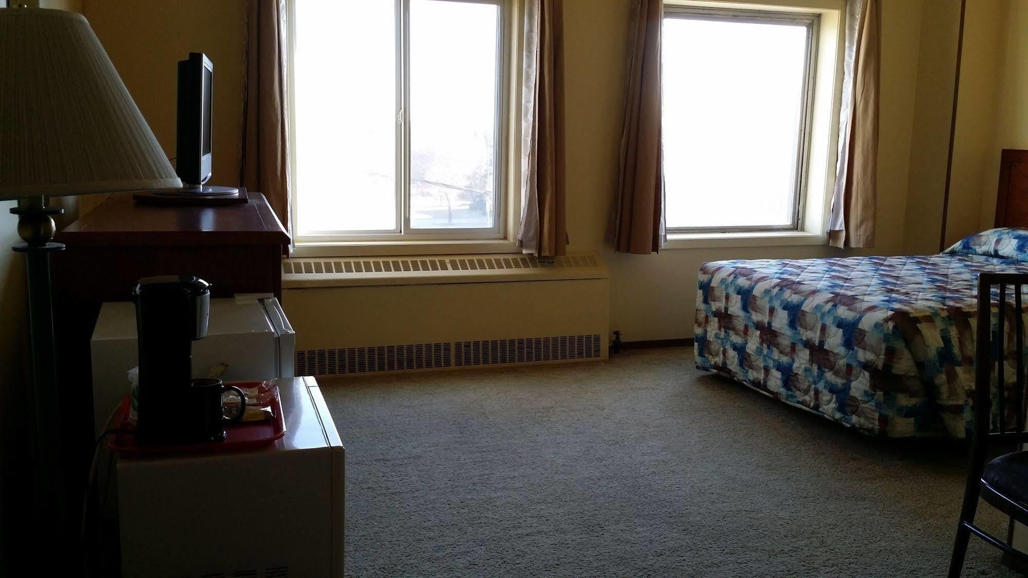 Beaver Hotel North Battleford Bagian luar foto