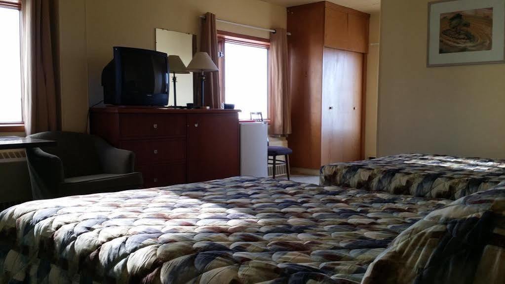 Beaver Hotel North Battleford Bagian luar foto